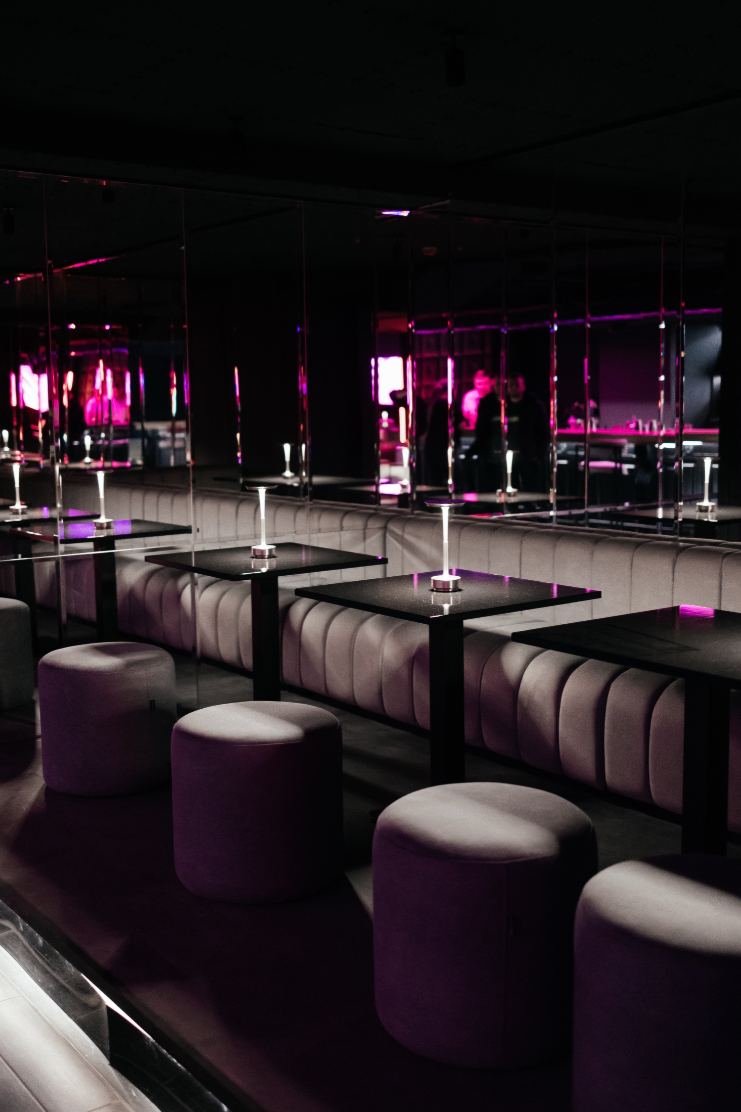 Столы в интерьере GASGAS